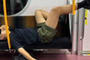 日本の電車の優先席で横になる外国人、敬意を持ってたらこんなことしないよな？