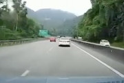 【動画】目の間の車がぺしゃんこになってしまうドラレコ(@_@;)