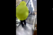 【朗報】イオンのエスカレーターからカートを落とした陰キャ、人生終了か