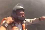 スカイダイバー同士がぶつかって気絶するも…気が付いた別のダイバーが救出する