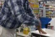 【動画】 不良ネパール人、コンビニで年齢確認されブチギレ女性店員を恫喝・・ 衝撃動画が流出
