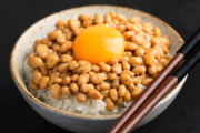 外国人「犯罪レベルで酷い料理ってある？」日本「生卵入りの納豆」