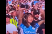 【動画】シティファンの日本人女の子…現地カメラに抜かれるｗｗｗｗｗｗ