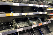 スーパーの棚は”空っぽ” イギリスを苦しめるのは…