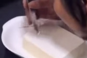 しょうゆをかけると人物の顔が浮かぶ「豆腐アート」の職人技が凄過ぎる　海外の反応
