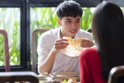 外食にてワイ「おっ、これうんめぇ」　彼女「ちょ！！やめてよ！！はずかしい！！」