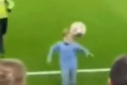 サッカーの試合でボールを盗んだ少年と警備員の追いかけっこ…観客がチームワークを発揮する