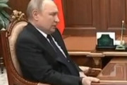 プーチン大統領の最新映像がヤバすぎると話題に「手の位置がおかしい」「やっぱりパーキンソン病なのでは」