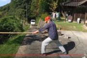80歳のおじいちゃんYoutuber､強盗が押し入ることを想定して竹槍の訓練を始めるｗｗｗｗ
