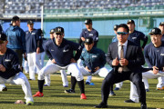 日ハム戦力外の今井順之助がチームへあいさつ　スーツで試合前練習参加