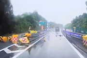 【動画】東北縦貫道でヴォクシーがクッションドラムに突っ込んでしまう事故。