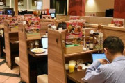 【朗報】ぼっち歓喜！ファミレスに「1人専用席」広がる　半個室でコンセント有り、快適さ重視