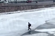 【ロシア】今にも割れそうな氷の上を歩く男を撮影した動画だと思ったら？
