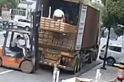 【動画】中国のフォークリフト事故、さすがに阿呆じゃないかしら。