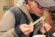 川口春奈、人生初の立ち食いそば「エモい」写真　ファン驚く「普通の格好！全然本人見えない」