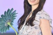 小坂菜緒が清楚な白ワンピで花とともに『ガルアワ』のランウェイに登場！【こさかな／こしゃ】【日向坂46】