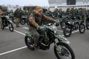 ロシア兵が戦場を「バイクで疾走」も、ジャンプ失敗で悲惨な結果に…「戦争の新局面」象徴するシーン！