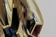 【悲報】ツイッターの自称ガンプラ女子さん、なぜかガンプラに謎のおっさんが反射して映り込んでしまう・・・