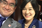 河野太郎外相｢久しぶりのセルフィー。｣ 中国女性報道官とツーショット自撮りw