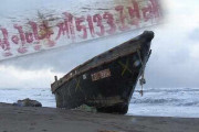 いったい誰が、何のために？「漂着木造船」に乗ってみた…内部に朝鮮人民軍とハングル文字！