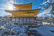 京都・金閣寺が雪化粧　この冬初めて、白銀と黄金の共演美しく