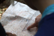 GPSは当然使うにしても、基本を学ぶには紙地図とコンパスというのも当然だと思うね。