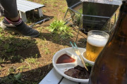 後ろの家の駐車場でBBQしててめっちゃ臭い