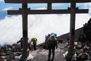 【画像】富士山の登山ゲート　軍事境界線みたいになる