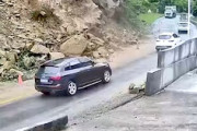 【動画】今まさにがけ崩れが起きようとしている道路を無理に通る人たち。