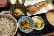【画像】この「マグロのハラス焼き定食」にいくら出せる？