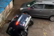 【動画】インド、駐車中の車が突然、地面に出来た穴に飲み込まれ ズブズブズブズブ…