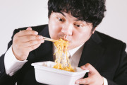 会社員「職場でカップ焼きそばを食べるのは犯罪ですか？」