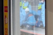 【動画】 中央快速線・西国分寺駅で人身事故 「遺体救出」「人が突っ込んできた」「リュックがホームに投げられてた」「電車の下にブルーシート」 電車遅延