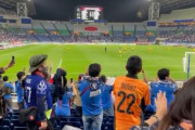 埼玉スタジアムでのオーストラリア戦でサポーターが観戦ルールを完全無視　立ち上がって代表チャント大合唱