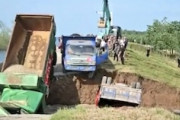 中国さん、洞庭湖の堤防決壊を食い止めようとダンプごと突っ込ませてしまう。