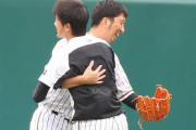 阪神　能見と藤川がキャッチボール後に“ハグ”　今季限りでタテジマ脱ぐ2人がペアに