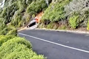 【動画】崖からハイラックス。南アの素敵な住宅街で撮影されたびっくり事故。