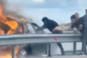 【動画】大炎上する車から乗員を助けようとする勇敢な男たちが撮影される。