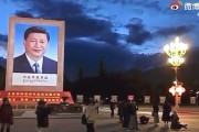 【動画】中国、チベット･ラサのポタラ宮前には習近平国家主席の巨大肖像が設置されている