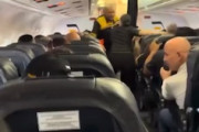 【動画】離陸前の飛行機の中でベネズエラ大地震に遭遇するとこんな感じに。