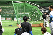 ソフトバンク上沢、練習前に日本ハムの選手やコーチと笑顔で会話