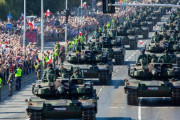 ポーランドの首都ワルシャワで冷戦後では最大規模の軍事パレード…K-2戦車など最新装備が行進！