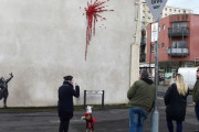 【バンクシー】英の出身地ブリストルで新作　バレンタイン前に壁画出現 (画像)