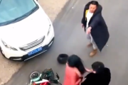 【動画】中国で起きた事故？現場で、男女が言い争い → 意味不明過ぎる展開になってしまう…