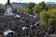 【画像】 ムハンマドの風刺画を見せて殺された教師の追悼集会に大勢のフランス人が駆けつける