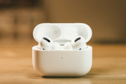 みんな、音楽は何で聴いてるの？ スマホだと、SDカードにそんなにたくさんの曲を保存できないでしょ。(´･ω･`)