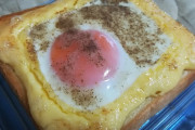 【画面】食パン買う→マヨネーズを土手に見立ててかける真ん中に卵ブチ込む→潮胡椒→焼く→かっこむ