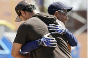 イチローさん、ダルビッシュを抱きしめる