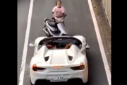 【悲報】原付ガイジ、高そうなスポーツカーをぶっ叩いてしまう