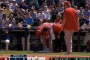 大谷翔平が相手投手と交錯　左足を踏まれ苦悶の表情を浮かべる